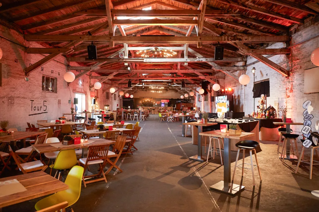 Eine Aufnahme der voll eingerichteten Halle 6 bei einer Weihnachtsfeier in Erfurt