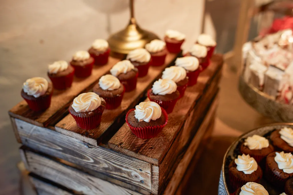 eine Nahaufnahme von Snacks bei einer Businessveranstaltung in der Halle 6