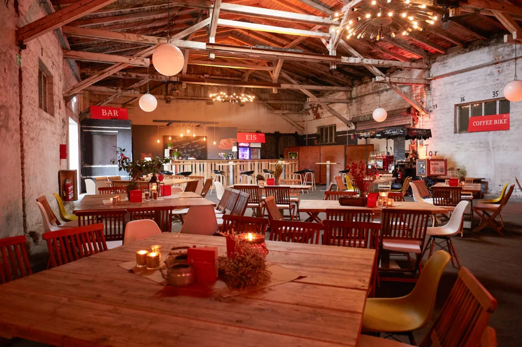 Eine Aufnahme einer Weihnachtsfeier in Erfurt mit einem Kaffeewagen