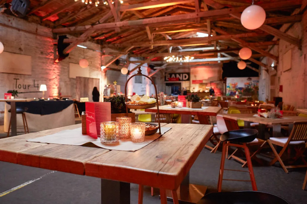 Eine Nahaufnahme von Tischdekorationen bei einer Weihnachtsfeier im Zughafen