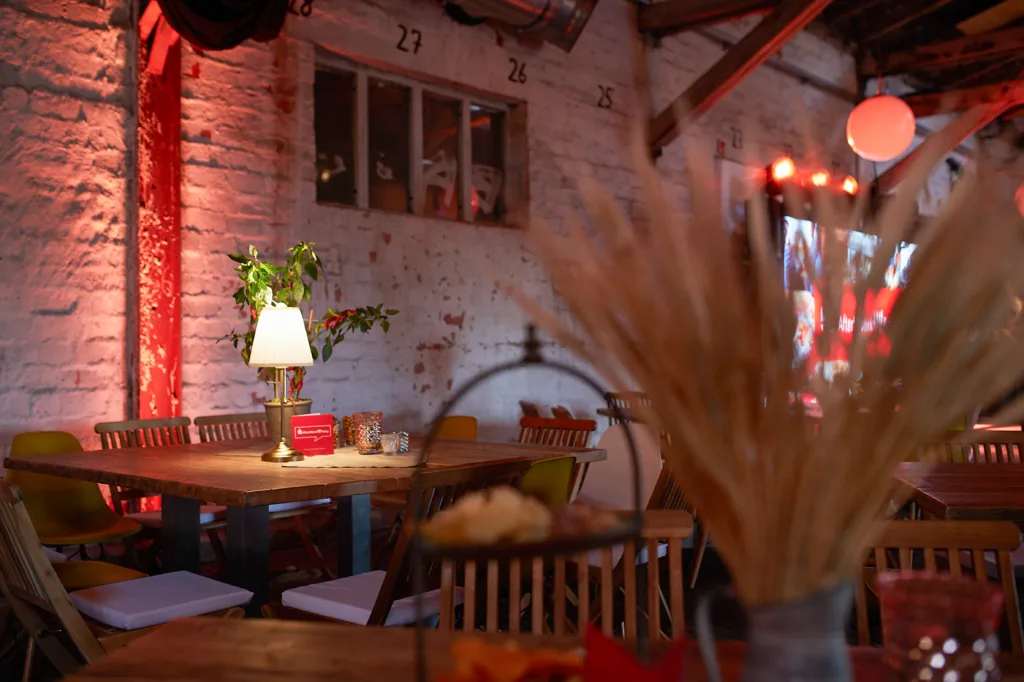 Eine aufnahme von Tischdekorationen bei einer Weihnachtsfeier in Erfurt