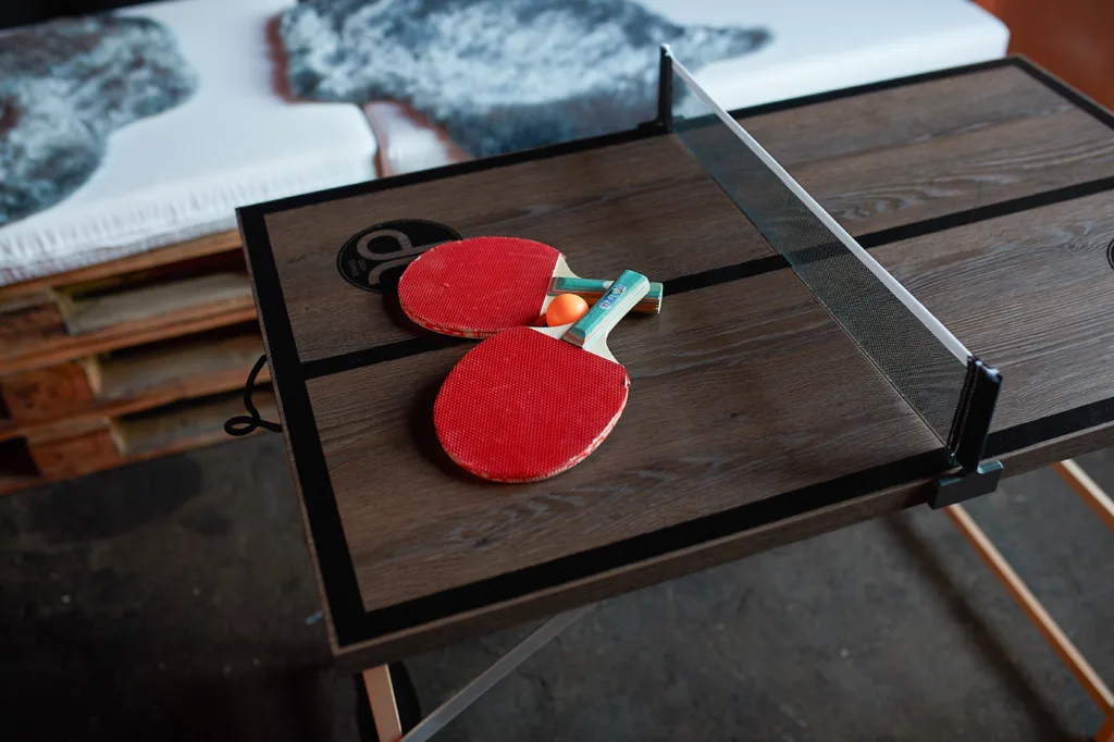 Eine Nahaufnahme von einer Tischtennisplatte auf einer Firmenverantsaltung im Zughafen