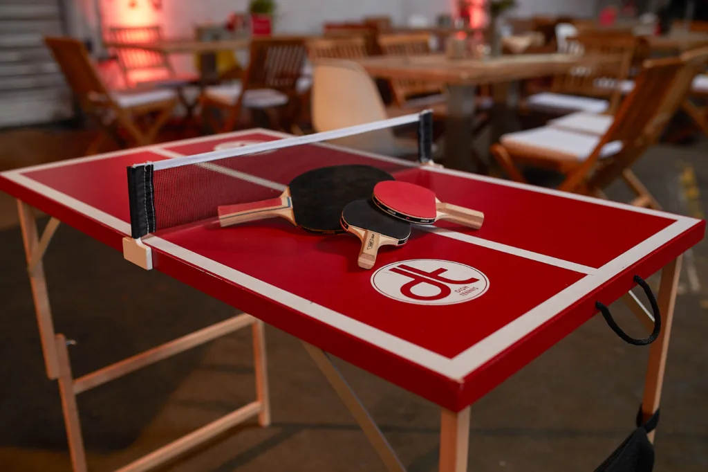 Eine Rote Tischtennisplatte bei einer Weihnachtsfeier in Erfurt
