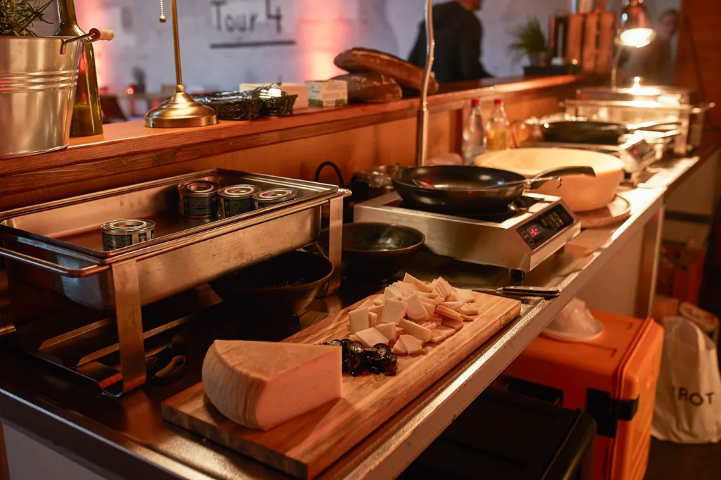 Eine Nahaufname eine Käseplatte auf einer Küchenzeile bei eine Weihnachtsfeier in Erfurt