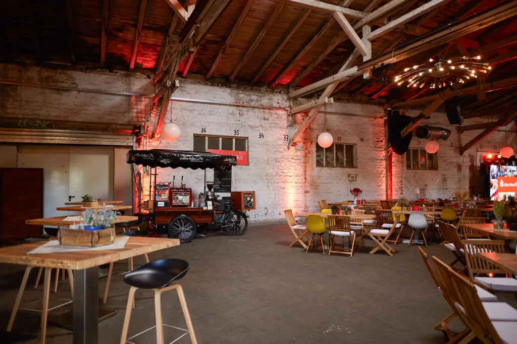 Eine innenaufnahme der Halle 6 mit einem Kaffeewagen