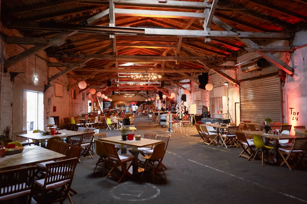 Eine Aufnahme der Halle 6 im Aufbau für eine Businessveranstaltung