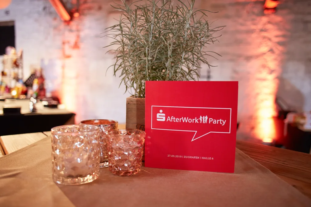 Eine Nahaufnahme von Tischdekorationen mit einer Karte der Sparkasse