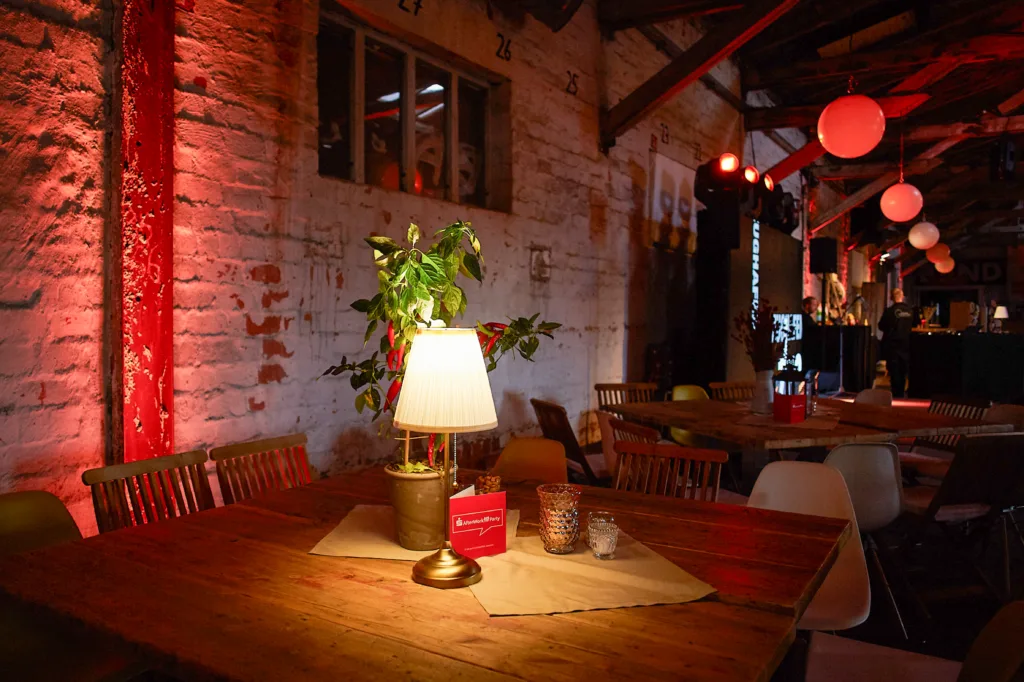 Ein dekorierter Tisch mit einer Lampe im Zughafen