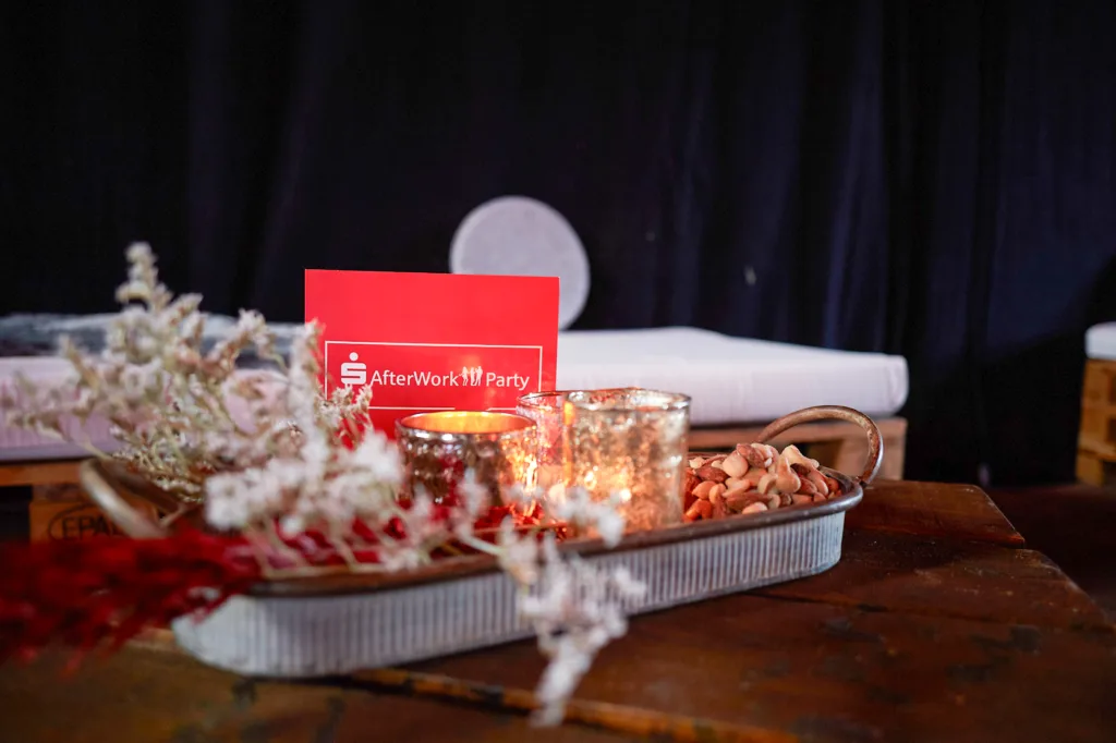 Eine Nahaufnahme von Tischdekorationen und kandierten Nüssen